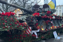 Xe tăng Nga bị hư hại trưng bày ở Berlin, dân Đức phản ứng ”lạ”