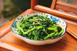 Loại rau cực rẻ trên mâm cơm của người Việt, lượng canxi gấp 12 lần cà chua