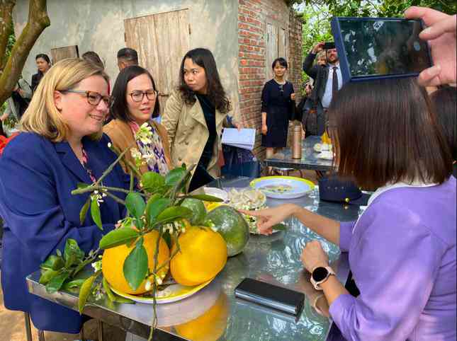 Hai thứ trưởng Mỹ nghe chia sẻ thông tin về bưởi Diễn. (Ảnh: Thu Loan)