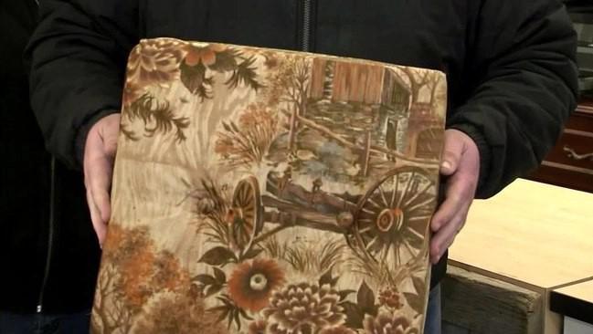 Người đàn ông tìm được chiếc hộp chứa hơn 1 tỷ đồng bên trong chiếc ghế sofa cũ. Ảnh: CNN