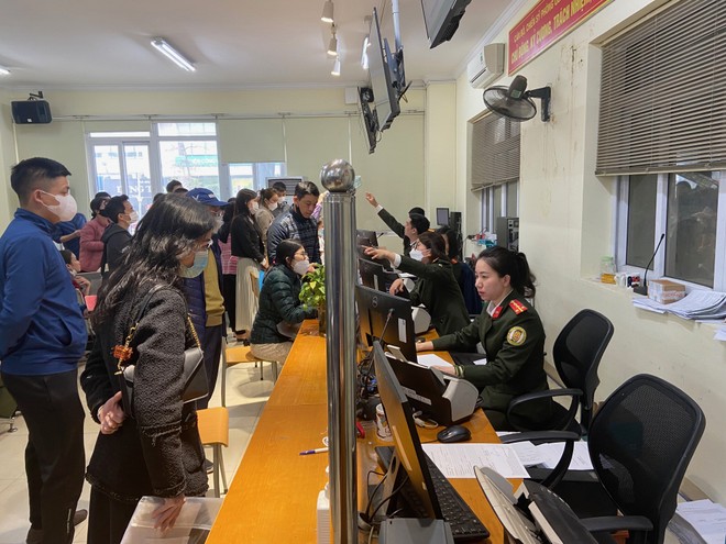Lượng công dân đến làm thủ tục hộ chiếu tại Công an Hà Nội tăng đột biến trong nhiều ngày qua