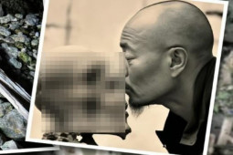 Phi thường - kỳ quặc - Lẻn vào khu mộ, thanh niên "kinh động" hài cốt và livestream khiến dân mạng bị sốc