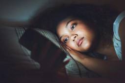 Sức khỏe đời sống - Ôm điện thoại trước khi đi ngủ có thể gây ra 4 loại bệnh