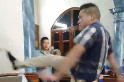 Tin tức trong ngày - Công an vào cuộc điều tra vụ trưởng phòng công chứng bị đá tím mặt