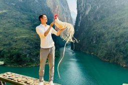 Tin tức trong ngày - Chú gà “đẹp, độc, lạ” bên sông Nho Quế gây sốt trên mạng, chủ nhân tiết lộ nguồn gốc, giá trị