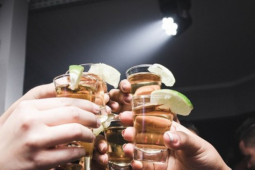 Sức khỏe đời sống - Uống rượu thường xuyên có thể khiến bạn già đi nhanh hơn