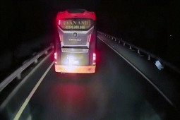 Tin tức trong ngày - Lái xe giường nằm "cung điện" lượn lách trên cao tốc, tài xế "trả giá đắt"