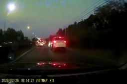 Ô tô - Clip: Ô tô "tạt đầu", xe máy thoát nạn trong tích tắc