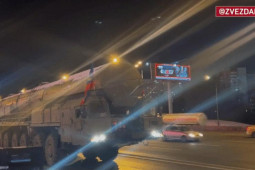 Thế giới - Video: Đoàn xe tên lửa đạn đạo liên lục địa Nga lăn bánh trên đường phố Moscow