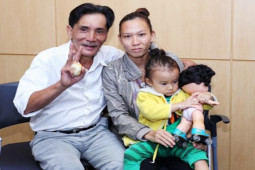 Đời sống Showbiz - Thương Tín: "Có bao nhiêu tiền tôi gửi về hết cho vợ con"