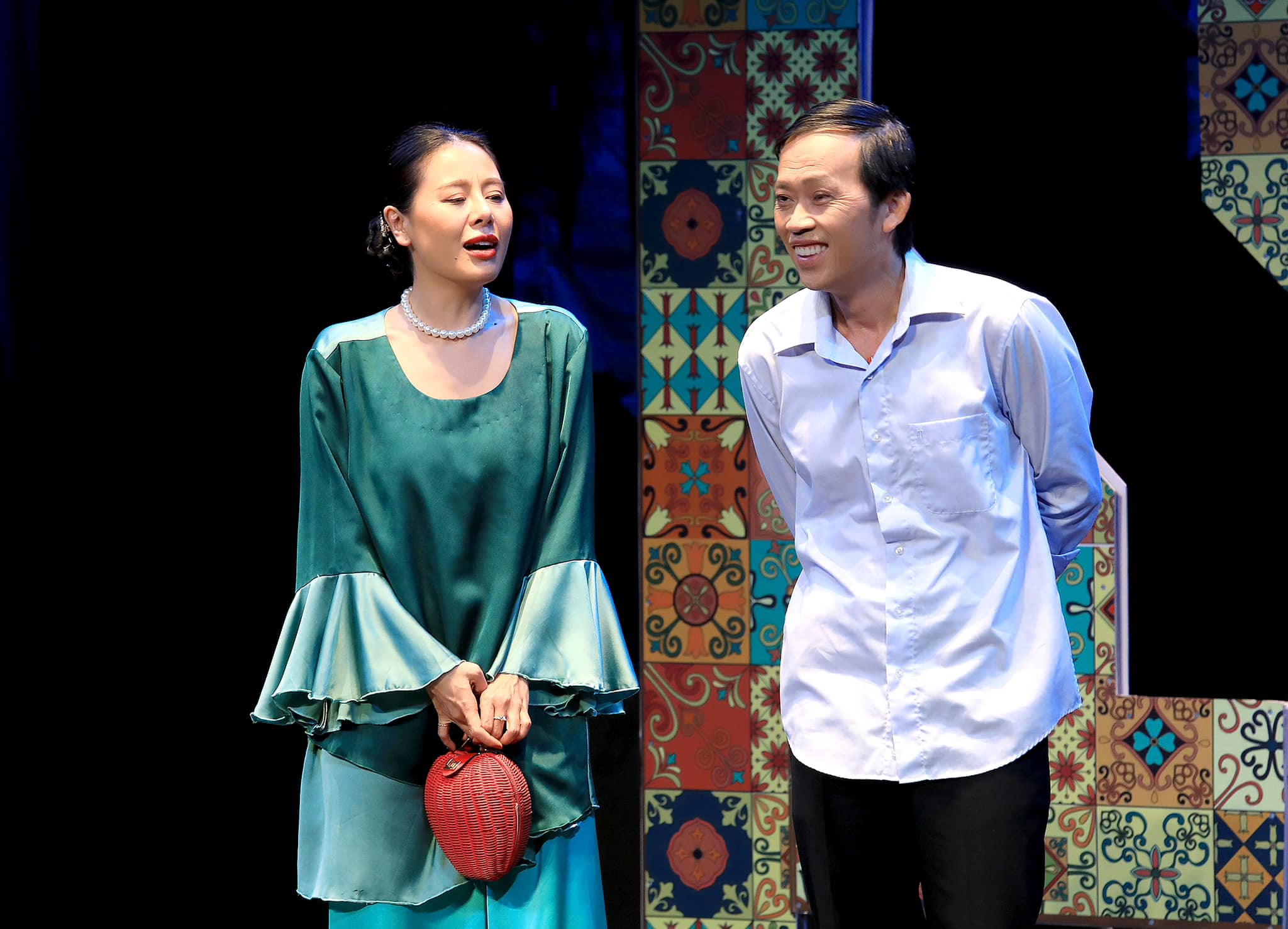 Hoài Linh miệt mài đi diễn sân khấu hội chợ, phản ứng của khán giả gây bất ngờ - 4