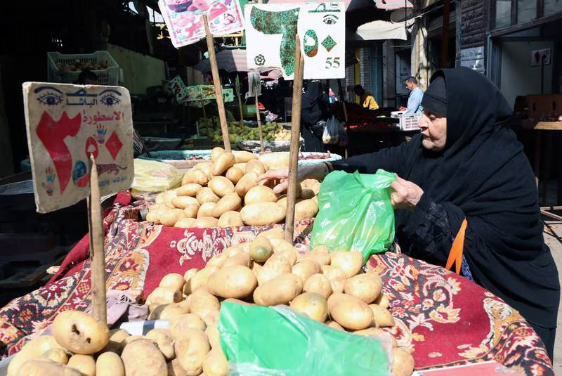 Khủng hoảng đến từng mớ rau, cà chua cũng có mức giá trên trời - 1