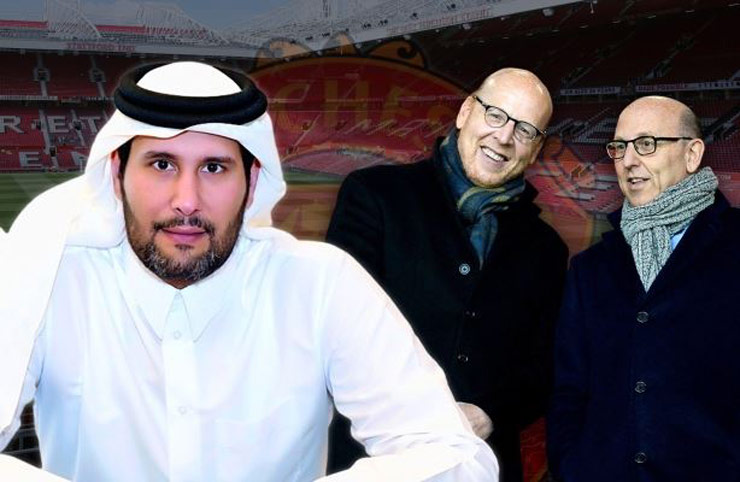 Tỷ phú Qatar&nbsp;Sheikh Jassim bin Hamad Al Thani (áo trắng) ra tối hậu thư với Joel và Avram Glazer, những người đứng đầu ban lãnh đạo MU về việc chấp nhận giá thầu hiện tại hoặc đôi bên ngừng đàm phán