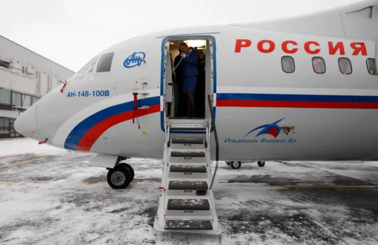 Một máy bay hướng tới thành phố St. Petersburg chuẩn bị cất cánh hôm 28/2 (ảnh: RT)