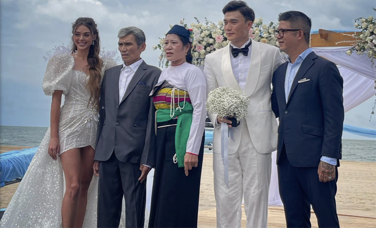 Bùi Tiến Dũng và bà xã người ngoại quốc tổ chức đám cưới tại Vũng Tàu vào ngày 22/5/2022. Gia đình cô dâu không bay sang kịp mà chỉ có thể gửi lời chúc mừng.
