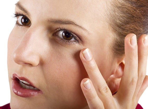 Điều gì xảy ra với da khi bạn đi ngủ với lớp trang điểm? - 1