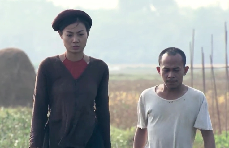 Thanh Hương trong vai&nbsp;Nương. Một cô đào trở về quê sinh sống gây "náo loạn".
