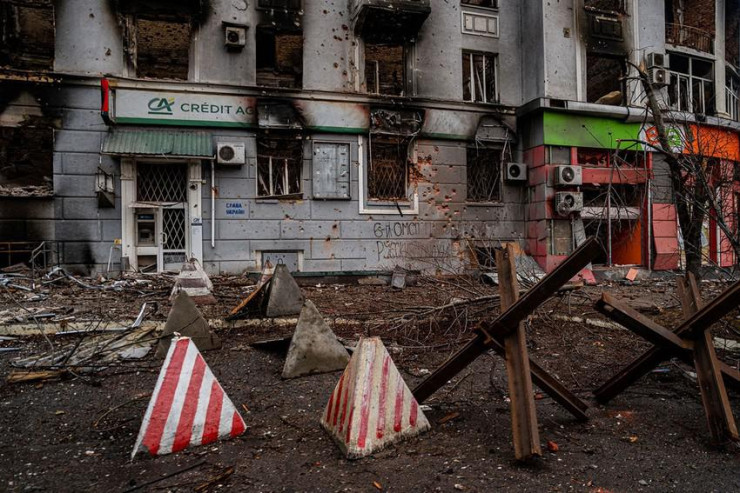 Nhà cửa bị hư hại trong giao tranh ở Bakhmut, tỉnh Donetsk, vùng Donbass (miền Đông Ukraine) ngày 27-2. Ảnh: CNN