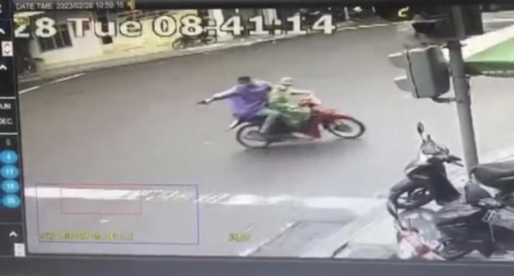 Hai đối tượng đi trên xe máy dùng súng bắn đạn pháo chĩa vào một người đi xe máy phía sau (Ảnh cắt từ clip).