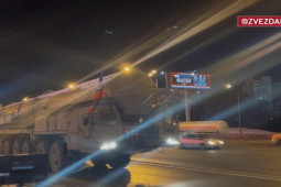 Video: Đoàn xe tên lửa đạn đạo liên lục địa Nga lăn bánh trên đường phố Moscow