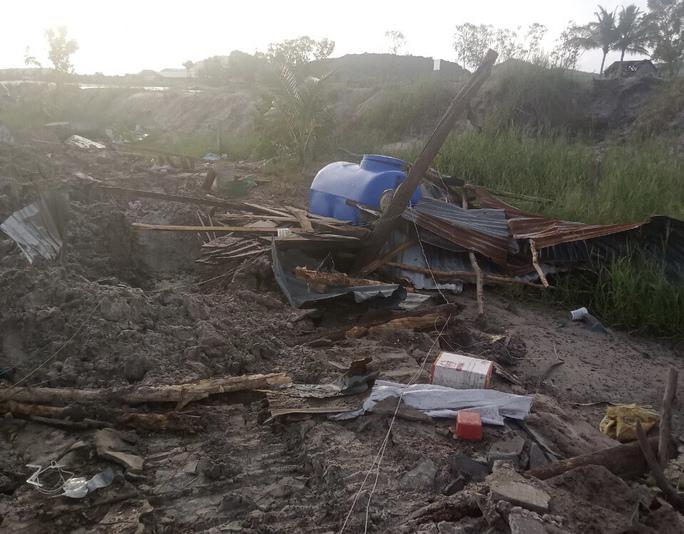 Nhà của ông Tài gần bên cũng chung số phận