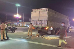 Tin tức trong ngày - 4 người trên xe máy va chạm với xe tải, 2 trẻ nhỏ tử vong