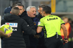 Bóng đá - HLV Mourinho lại ăn thẻ đỏ, Roma thua sốc ở Serie A: Tiết lộ lý do nổi điên