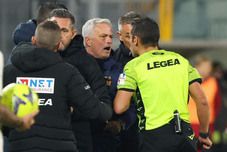 Mourinho lại phải nhận thẻ đỏ tại Serie A