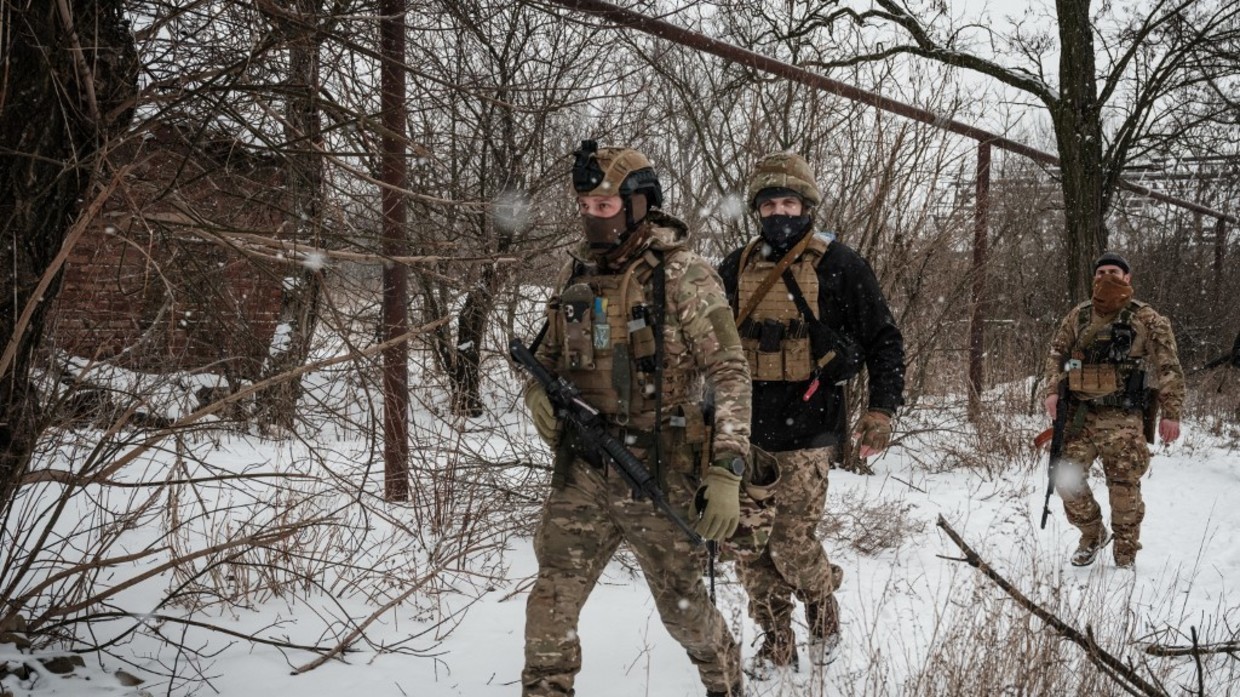 Binh sĩ Ukraine tuần tra ở tiền tuyến gần Bakhmut.