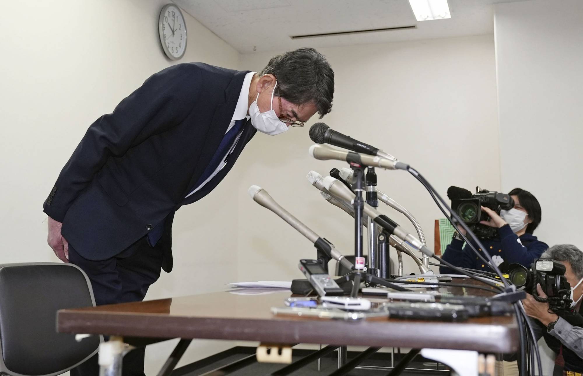 Makoto Yamada, chủ tịch công ty điều hành nhà khách Daimaru Besso, cúi đầu xin lỗi trong cuộc họp báo ngày 28/2 liên quan tới lùm xùm suối nước nóng. Ảnh: Kyodo