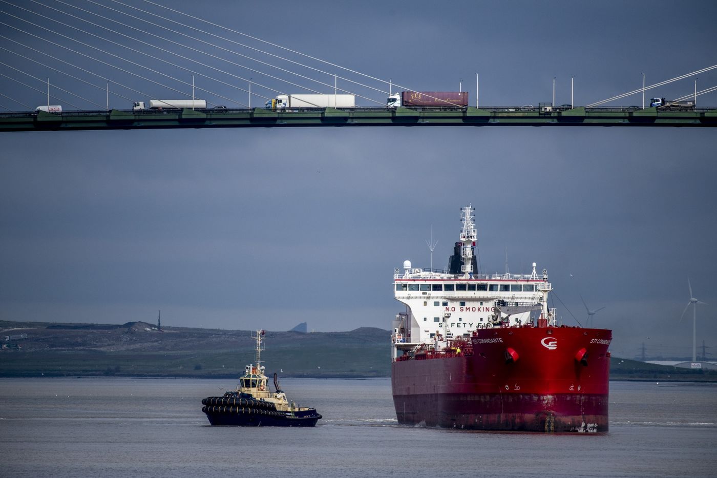 Một tàu chở dầu đi qua cây cầu sau khi vận chuyển dầu diesel Nga.