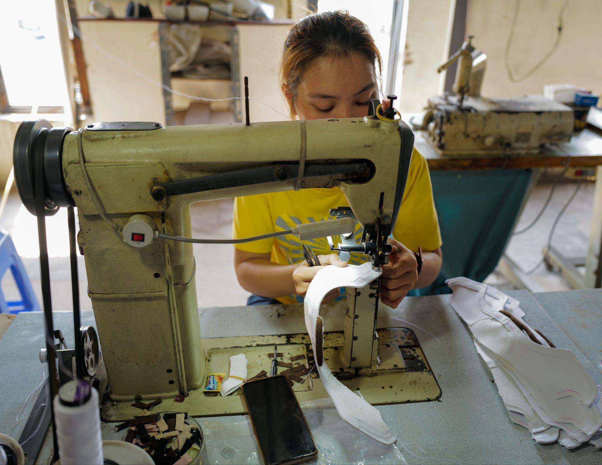 Những đôi giày được gia công tỉ mỉ và chu đáo đến từng chi tiết