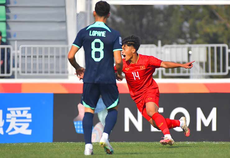 U20 Việt Nam có bàn thắng sớm sau 6 phút nhờ cú sút xa của Quốc Việt