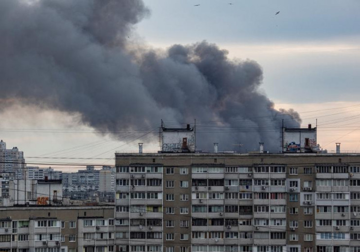 Cột khói bốc lên từ hiện trường một vụ không kích ở Ukraine. Ảnh: Reuters