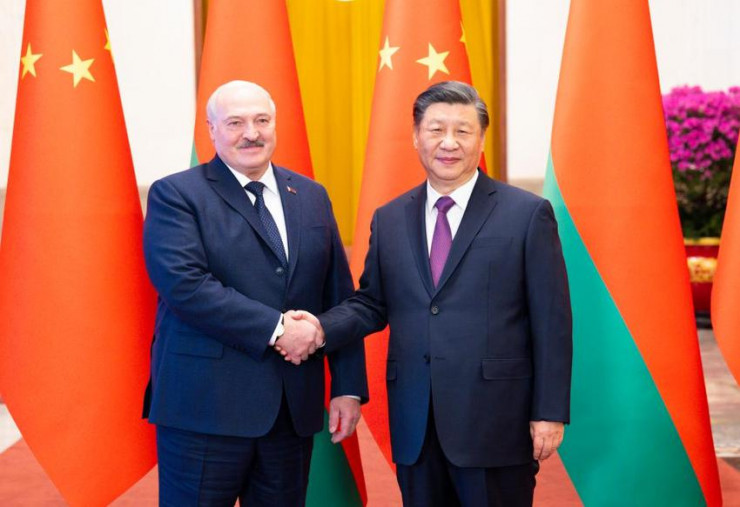 Chủ tịch TQ Tập Cận Bình (phải) đón Tổng thống Belarus Alexander Lukashenko tại Đại lễ đường Nhân dân ở thủ đô Bắc Kinh (TQ) ngày 1-3. Ảnh: TÂN HOA XÃ