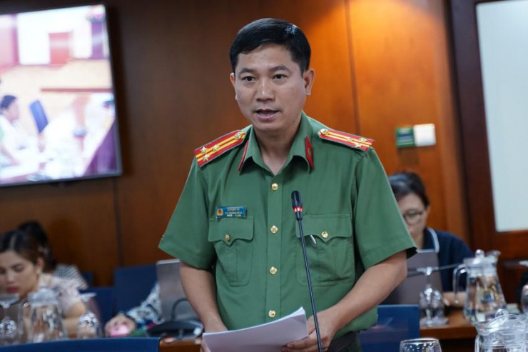 Thượng tá Lê Mạnh Hà thông tin về tình hình triệt phá hoạt động mại dâm trên không gian mạng. Ảnh: BẢO PHƯƠNG