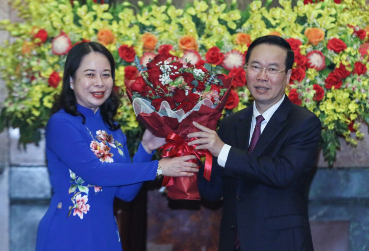 Phó Chủ tịch nước Võ Thị Ánh Xuân tặng hoa Chủ tịch nước Võ Văn Thưởng. Ảnh: VPCTN