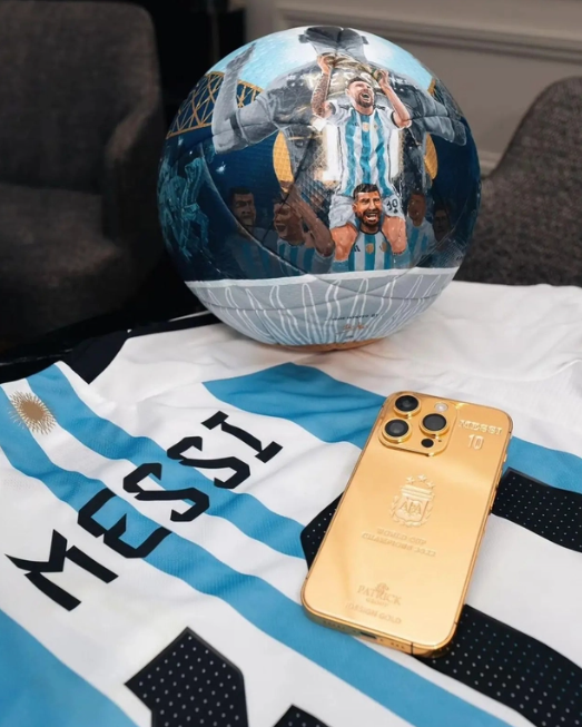 Lionel Messi chi gần 5 tỷ đồng mua 35 iPhone mạ vàng tặng tuyển Argentina - 1