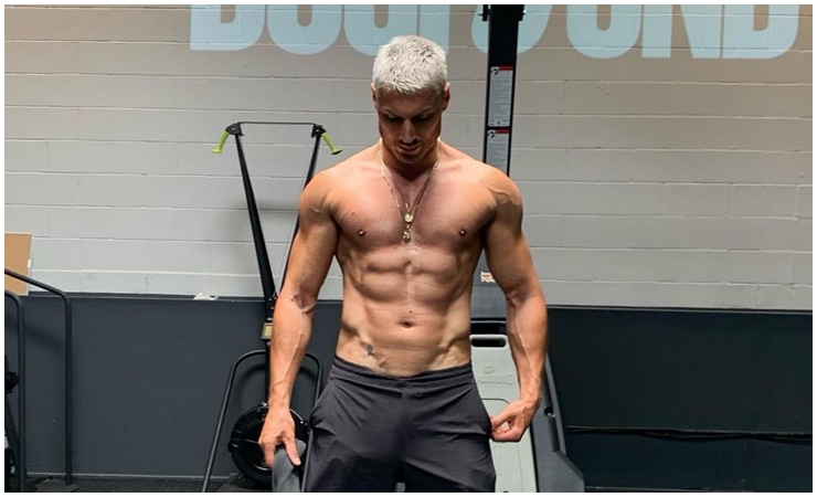 Người đàn ông thường xuyên tập gym chăm chỉ với cường độ cao để có các cơ săn chắc.
