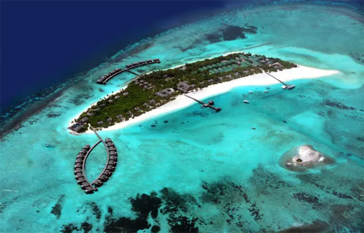Đi thuyền đến một hòn đảo nhỏ ở Maldives.
