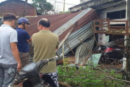 Nữ tài xế lái xe Mecerdes tông sập nhà dân ở Bình Phước