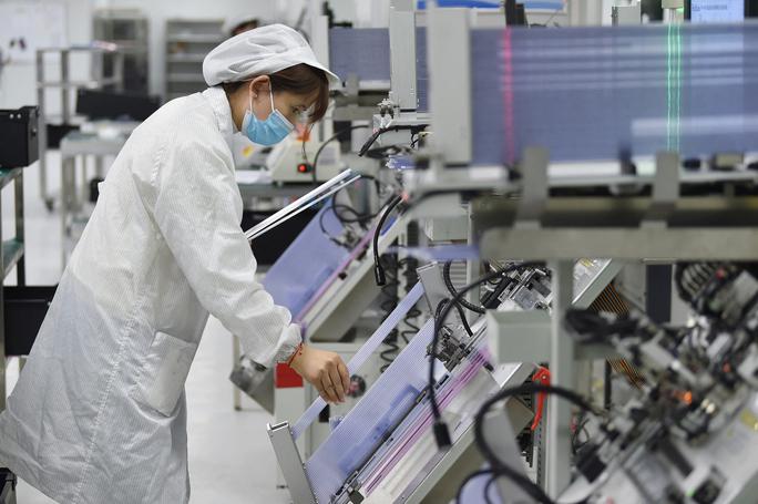 Một công nhân làm việc trên dây chuyền của một công ty sản xuất chip bán dẫn ở tỉnh Giang Tô, Trung Quốc hôm 28-2. Ảnh: REUTERS