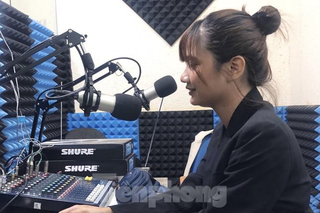 Nguyên Thảo thu voice làm radio giúp khách hàng thổ lộ lời yêu với người thương.