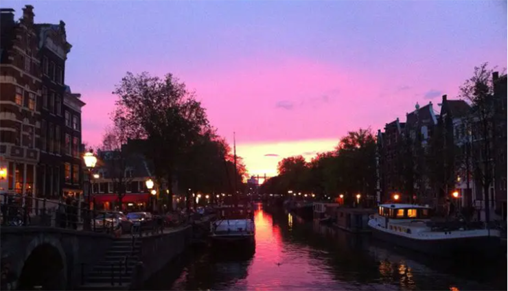 Ngắm mặt trời lặn ở Amsterdam.
