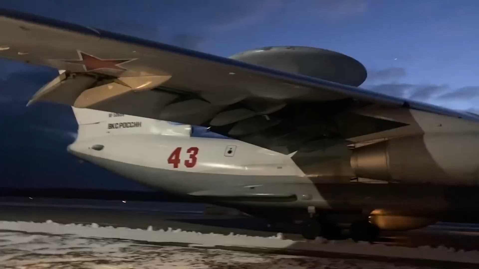 Chiếc A-50 mang số hiệu 43 xuất hiện trong video.