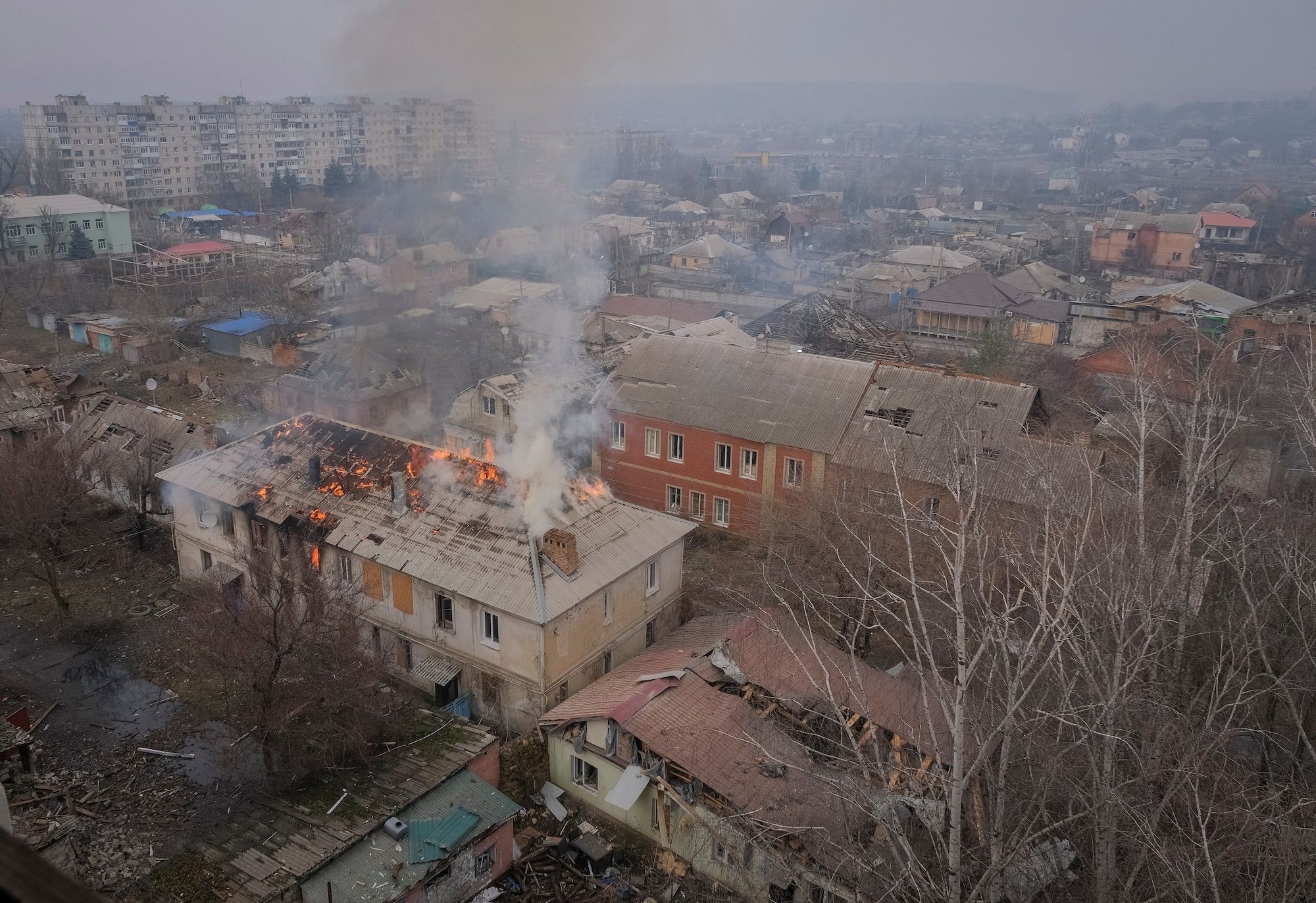 Một tòa nhà bốc cháy ở Bakhmut (ảnh: CNN)