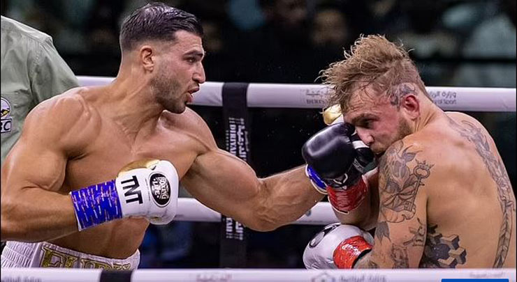 Jake Paul (phải) thua đau Tommy
Fury