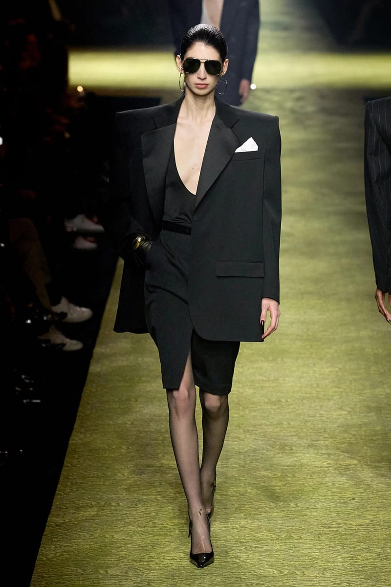 Saint Laurent Winter 2023 nghiên cứu kiểu dáng tôn vẻ đẹp quyền lực - 1