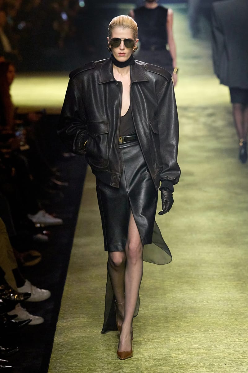 Saint Laurent Winter 2023 nghiên cứu kiểu dáng tôn vẻ đẹp quyền lực - 9