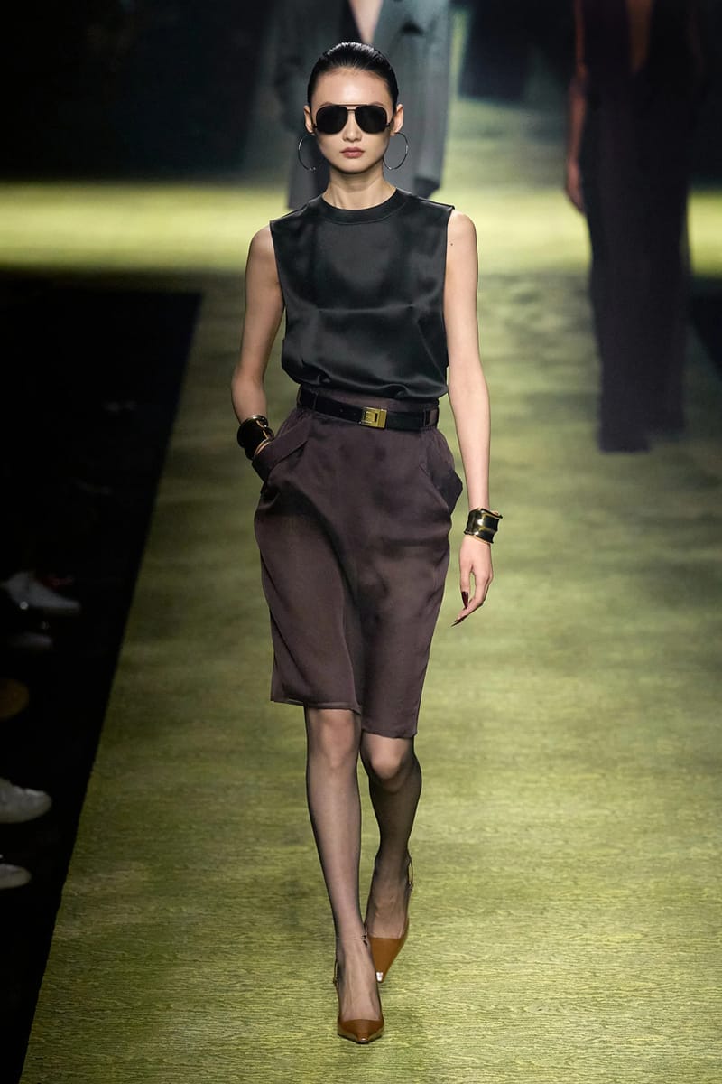 Saint Laurent Winter 2023 nghiên cứu kiểu dáng tôn vẻ đẹp quyền lực - 8